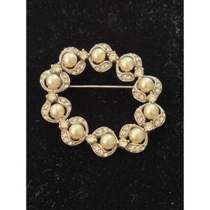 Vintage bogoff faux pearls brooch